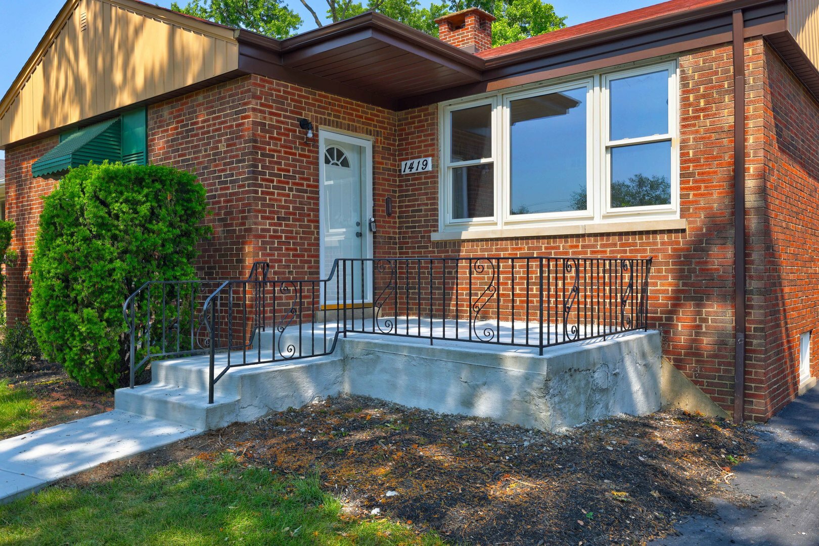 Property Photo: 1419 Hull Avenue IL 60154
