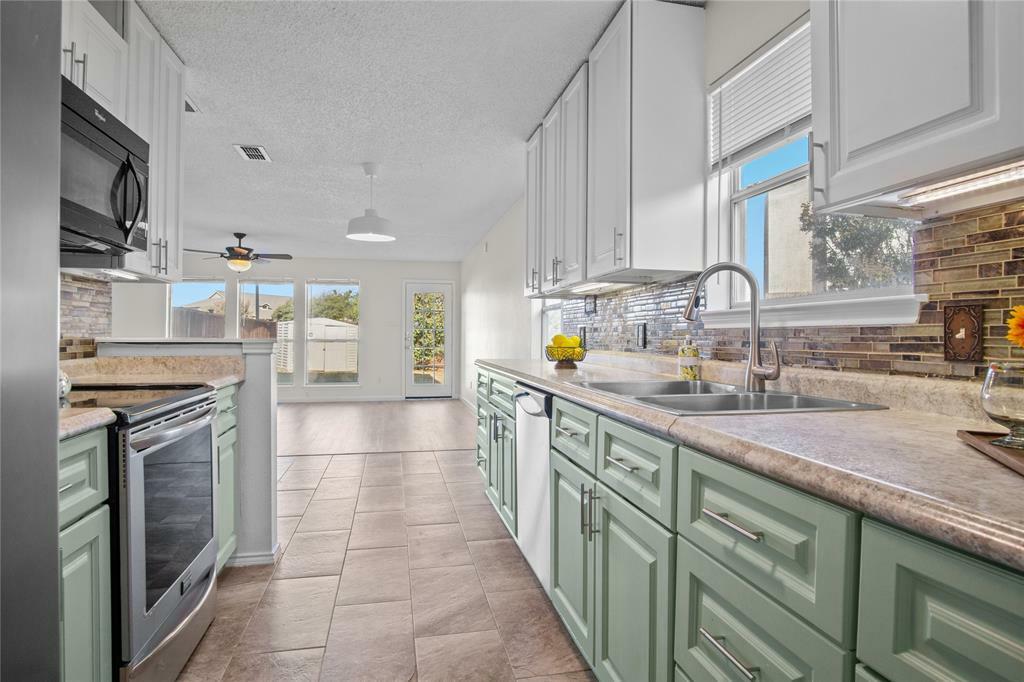 Property Photo: 7544 Kings Trail TX 76133