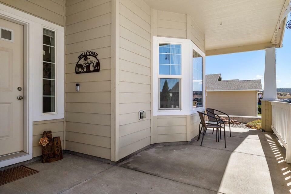 Property Photo: 853 NE Cobblestone Court OR 97754