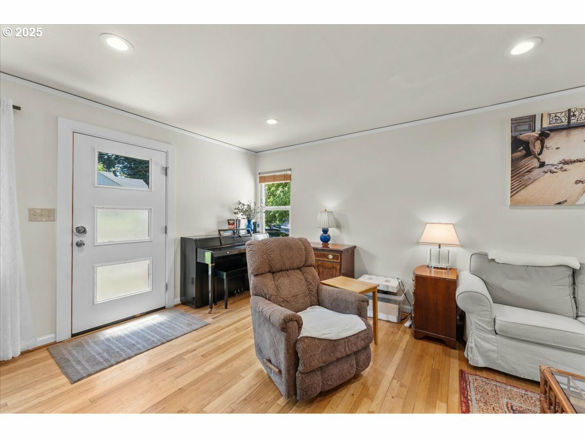 Property Photo:  3565 NE Liberty St  OR 97211 