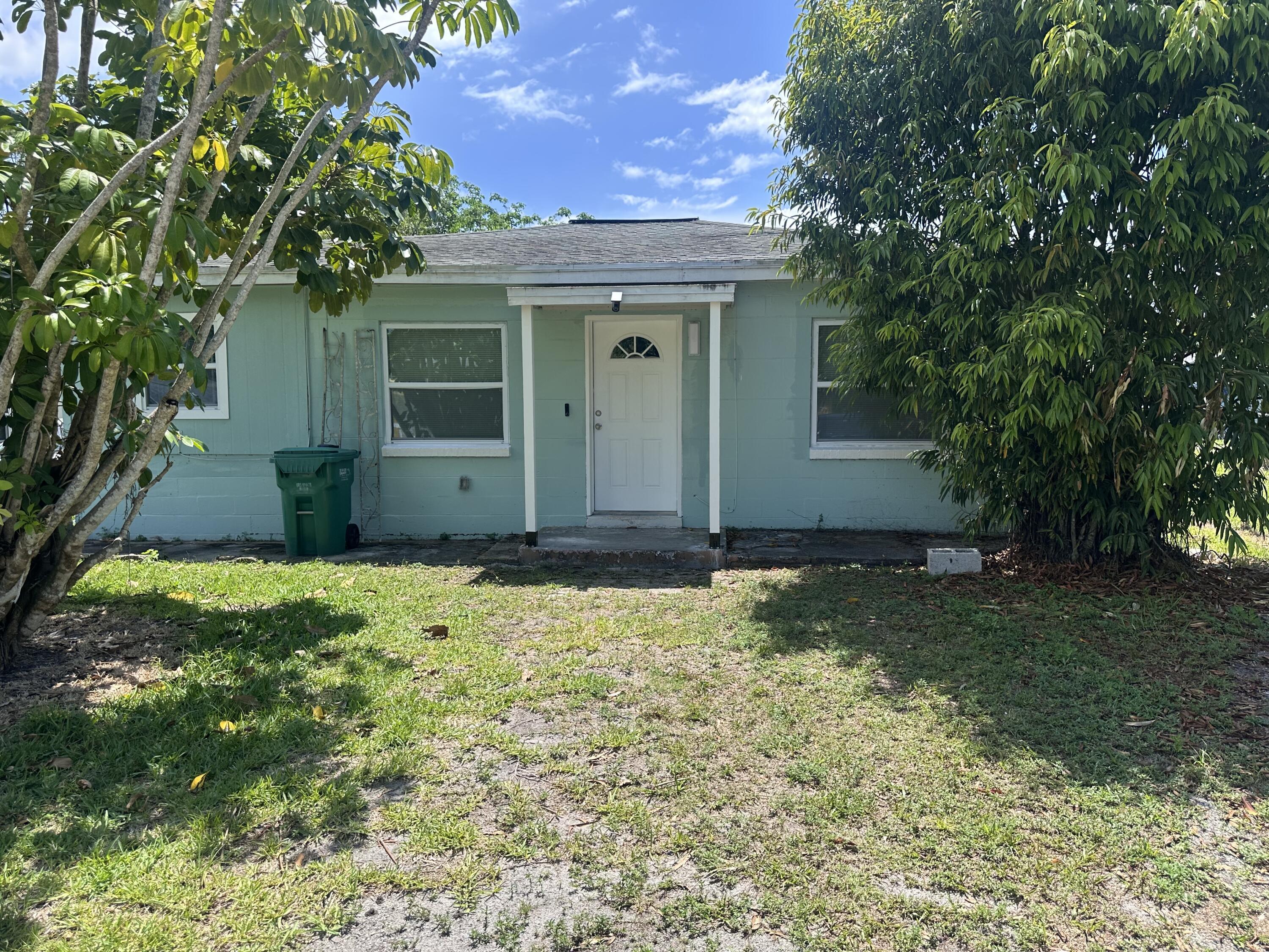 Property Photo:  2006 N 51st Court  FL 34947 