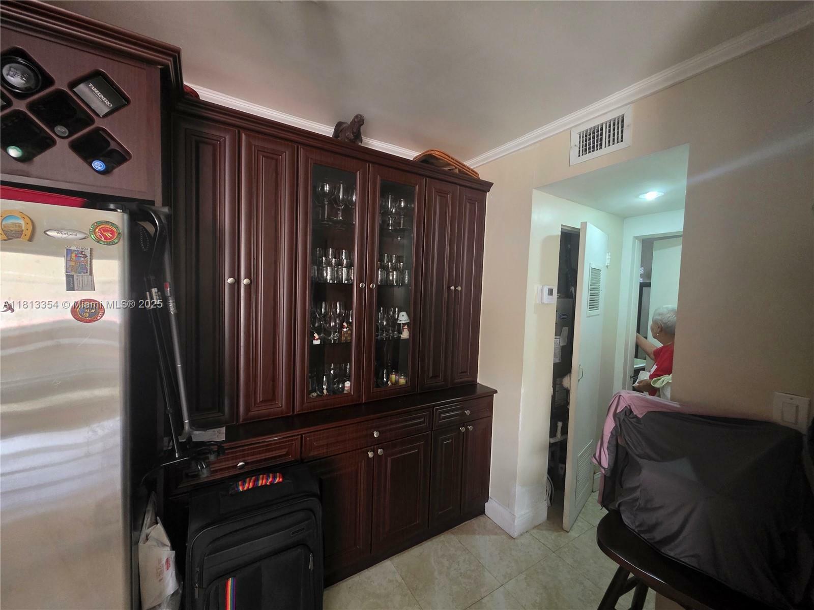 Property Photo: 543 Meridian Ave 1 FL 33139