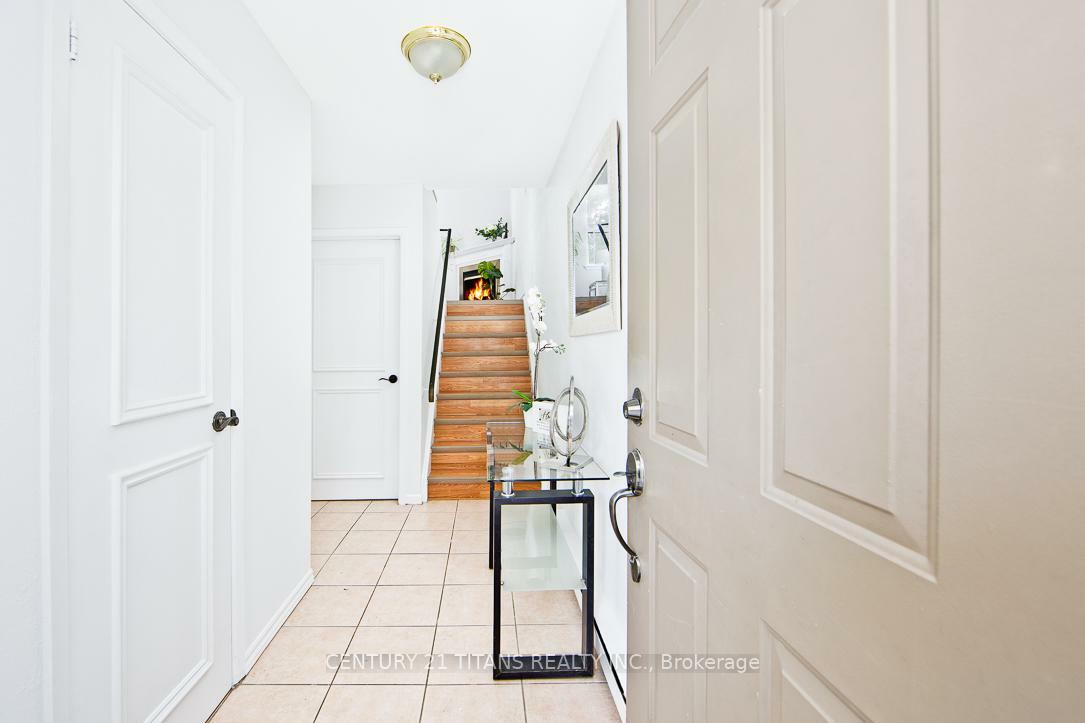 Property Photo: 1310 Fieldlight Boulevard 32 ON L1V 2Y8