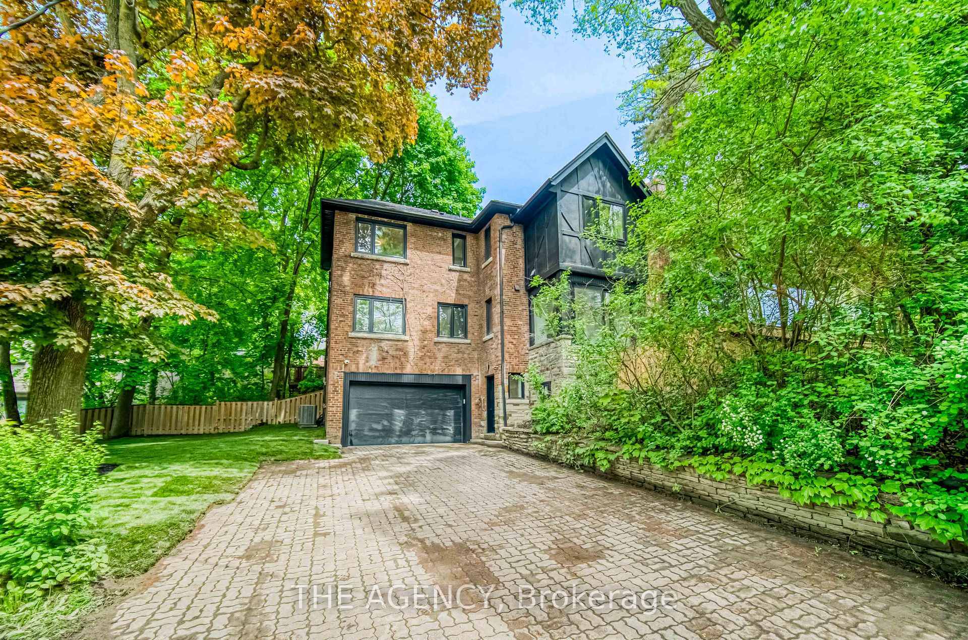 Photo de la propriété: 16 Duncannon Drive ON M5P 2M1
