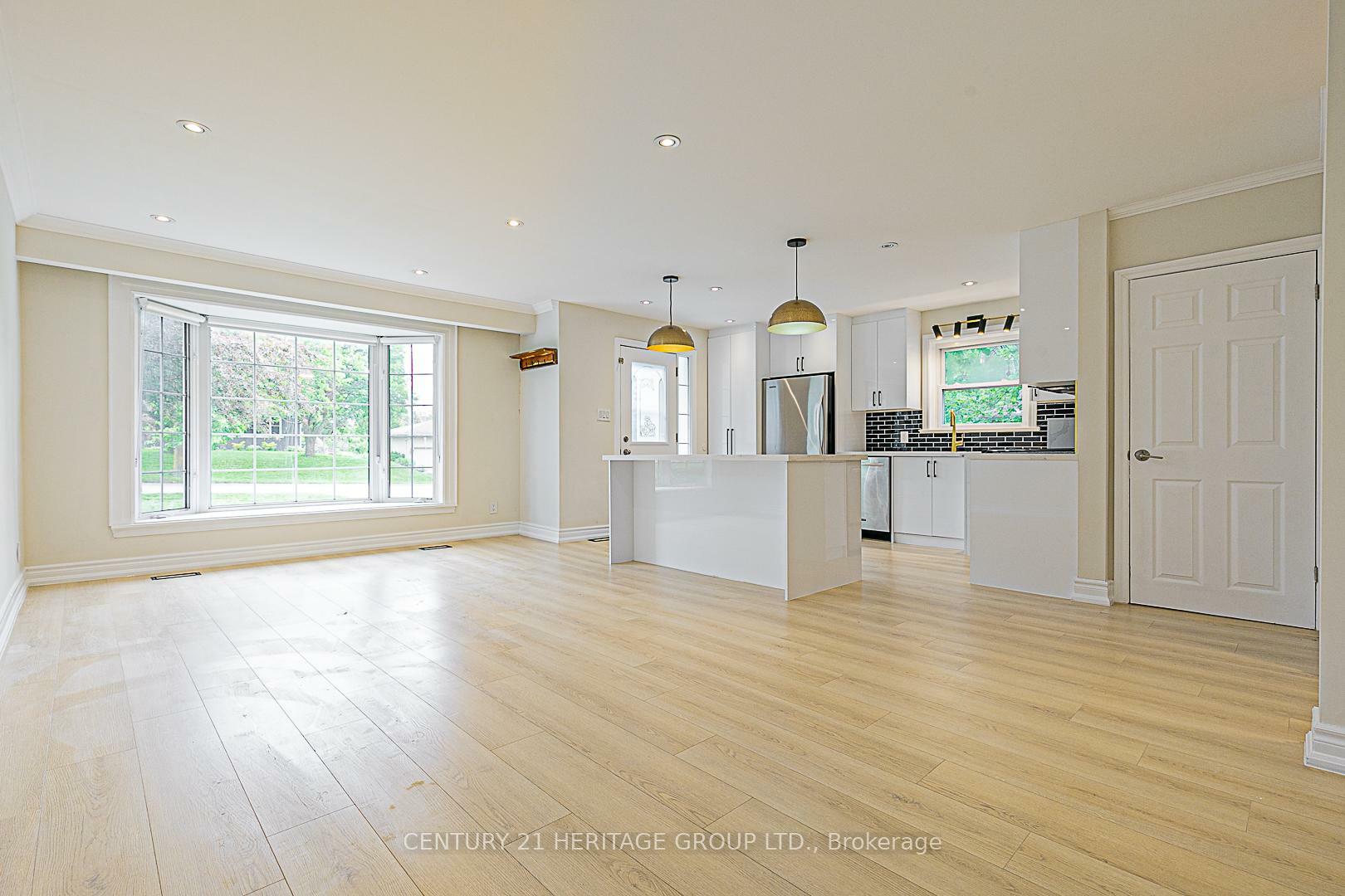 Photo de la propriété: 893 Srigley Street ON L3Y 1Y2