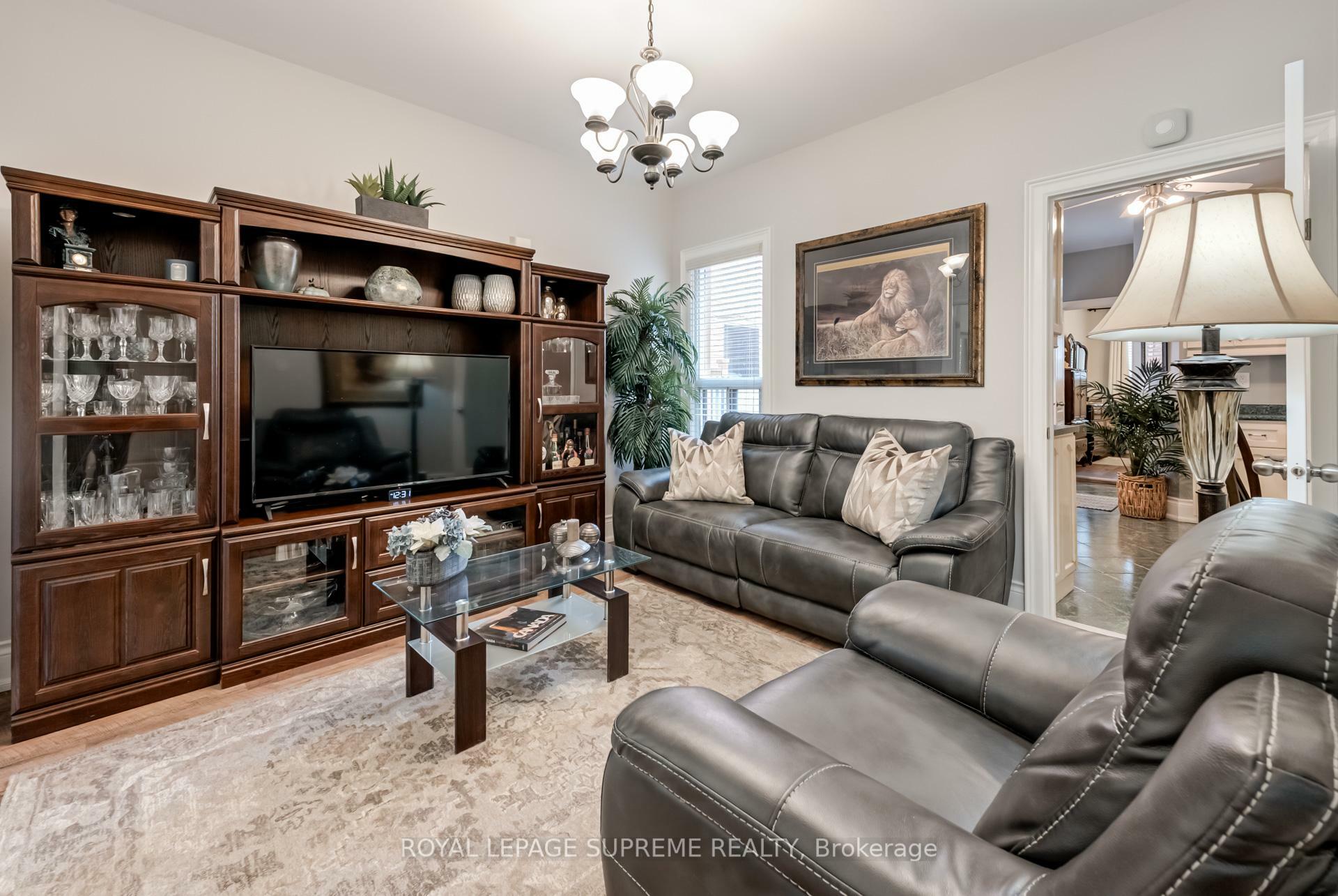 Photo de la propriété: 587 St Clarens Avenue ON M6H 3W9