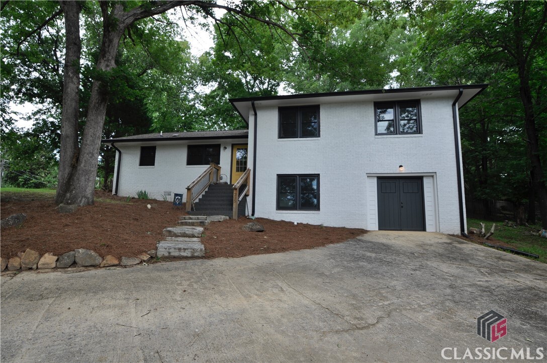 Property Photo: 225 Sherwood Drive GA 30606