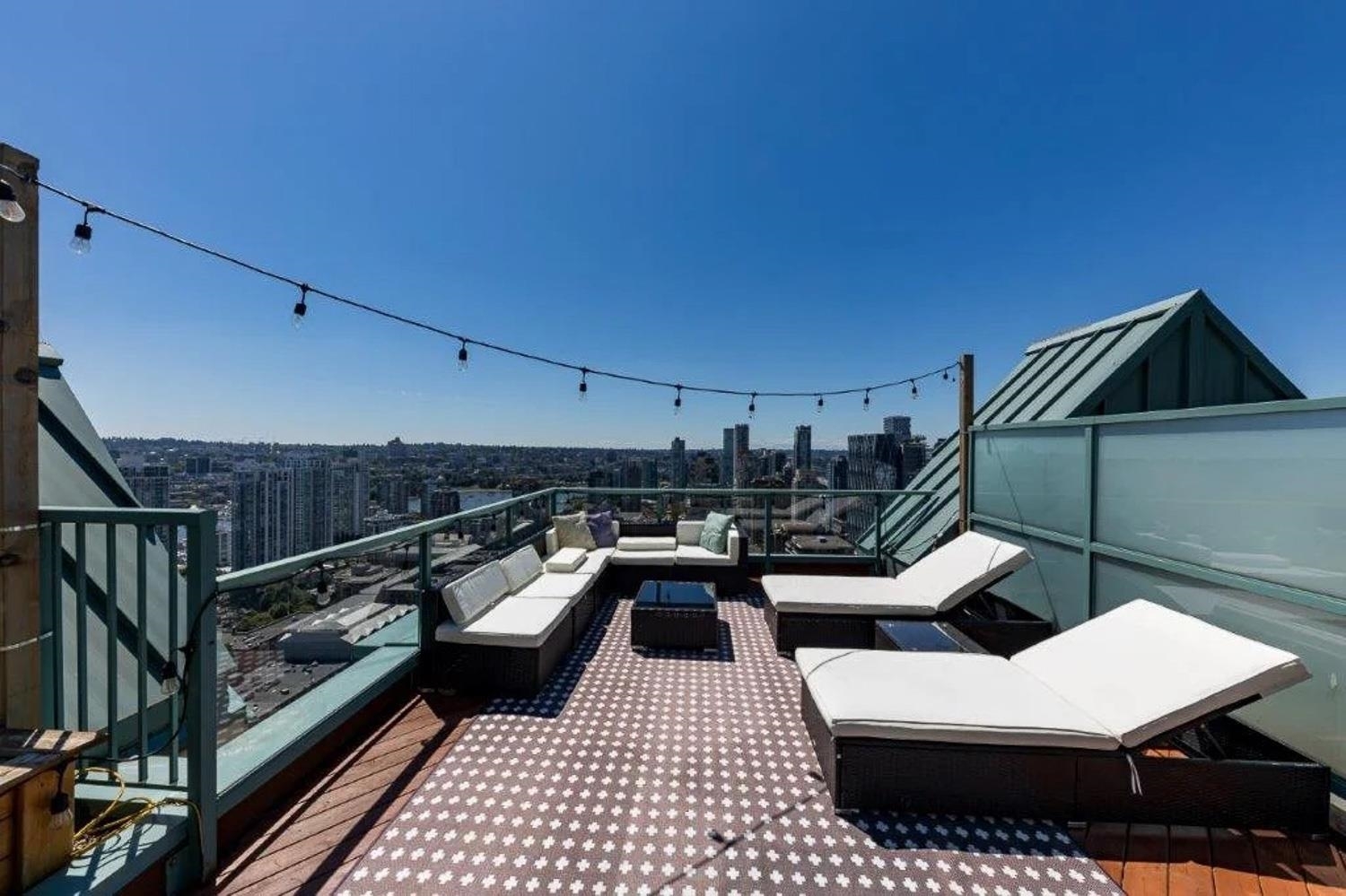 Property Photo: 939 Homer Street 3603 BC V6B 2W6