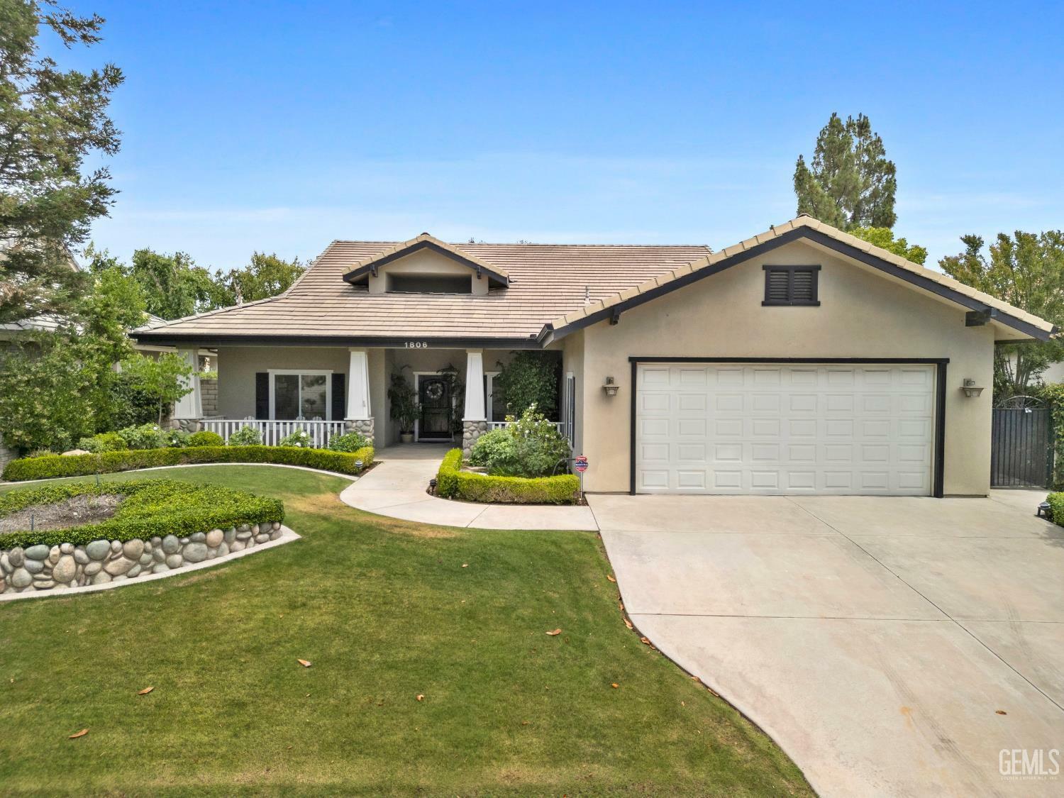 Property Photo: 1806 Wedgemont Place CA 93311