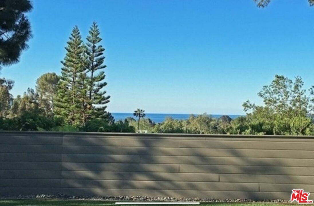 1039 Las Pulgas Rd  Pacific Palisades CA 90272 photo
