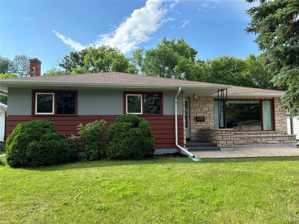 Property Photo: 44 Stradbrooke Place MB R7N 0M9