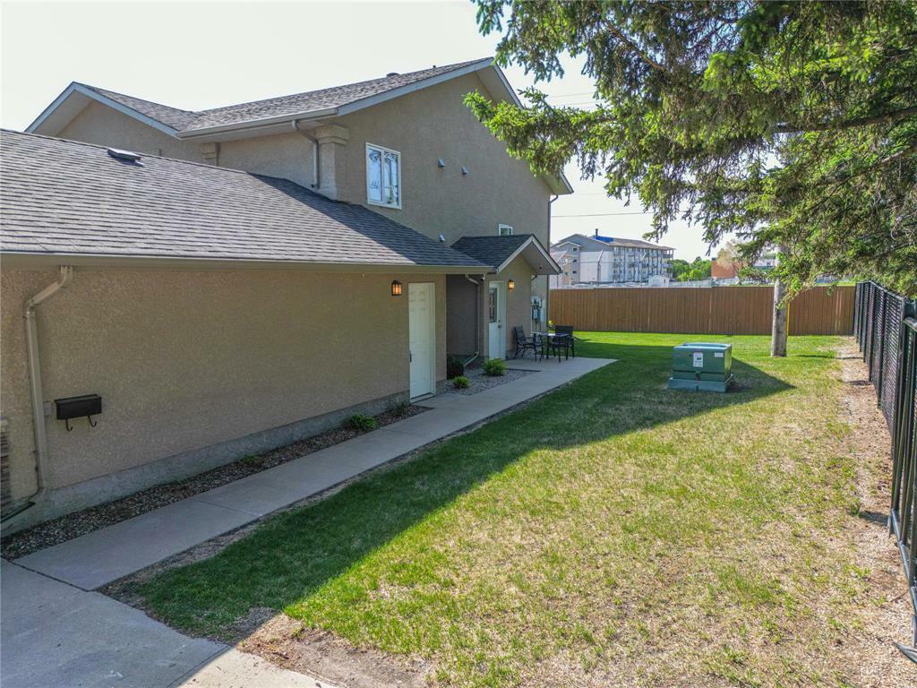 Property Photo: 8 Sprucewoods Place MB R7B 0N5