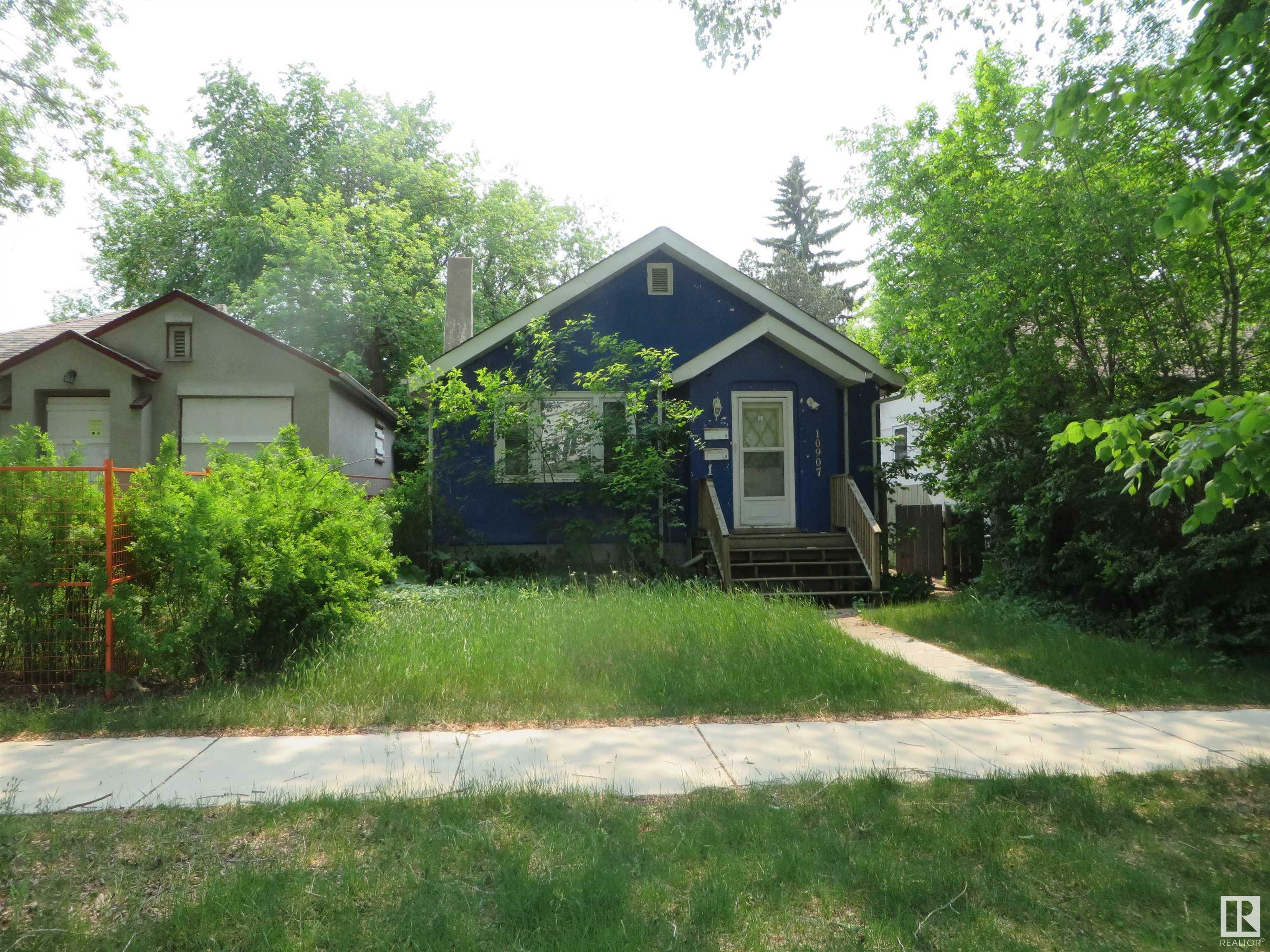 Property Photo:  10907 79 Avenue NW  AB T6T 0P1 