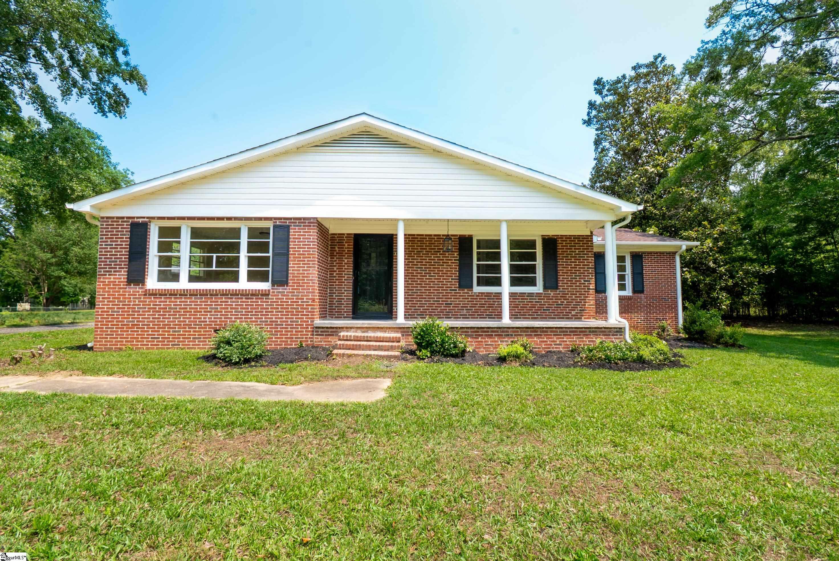Property Photo: 231 E Hampton Avenue SC 29654