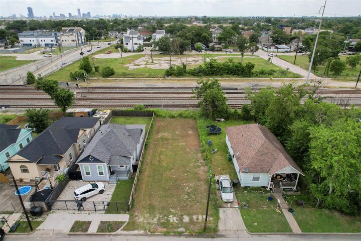 Property Photo:  1909 Semmes Street  TX 77026 