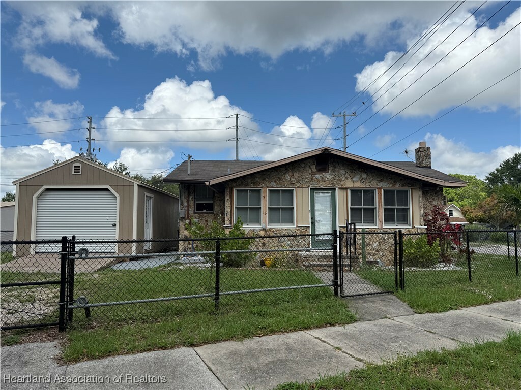 Property Photo: 351 N Commerce Avenue FL 33870