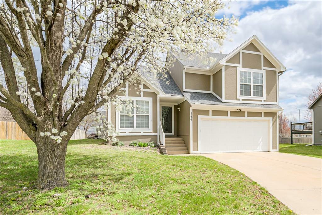 Property Photo:  944 N Pine Street  KS 66061 