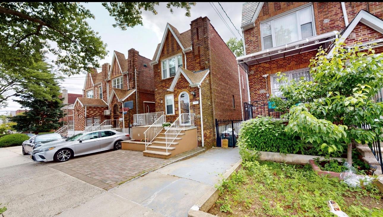 Property Photo: 2547 Laconia Avenue NY 10469