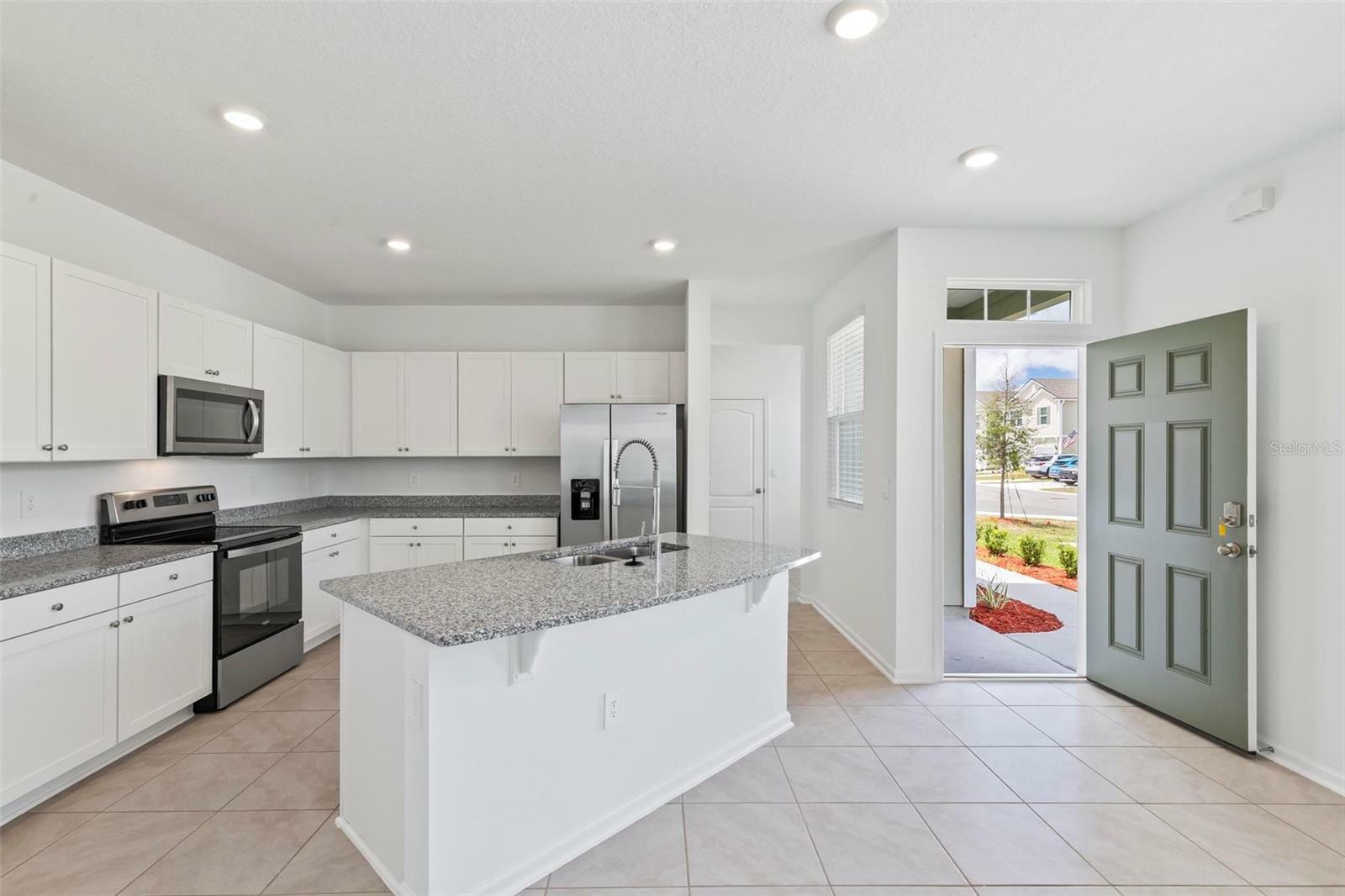 Property Photo: 516 Redbud Road FL 32137