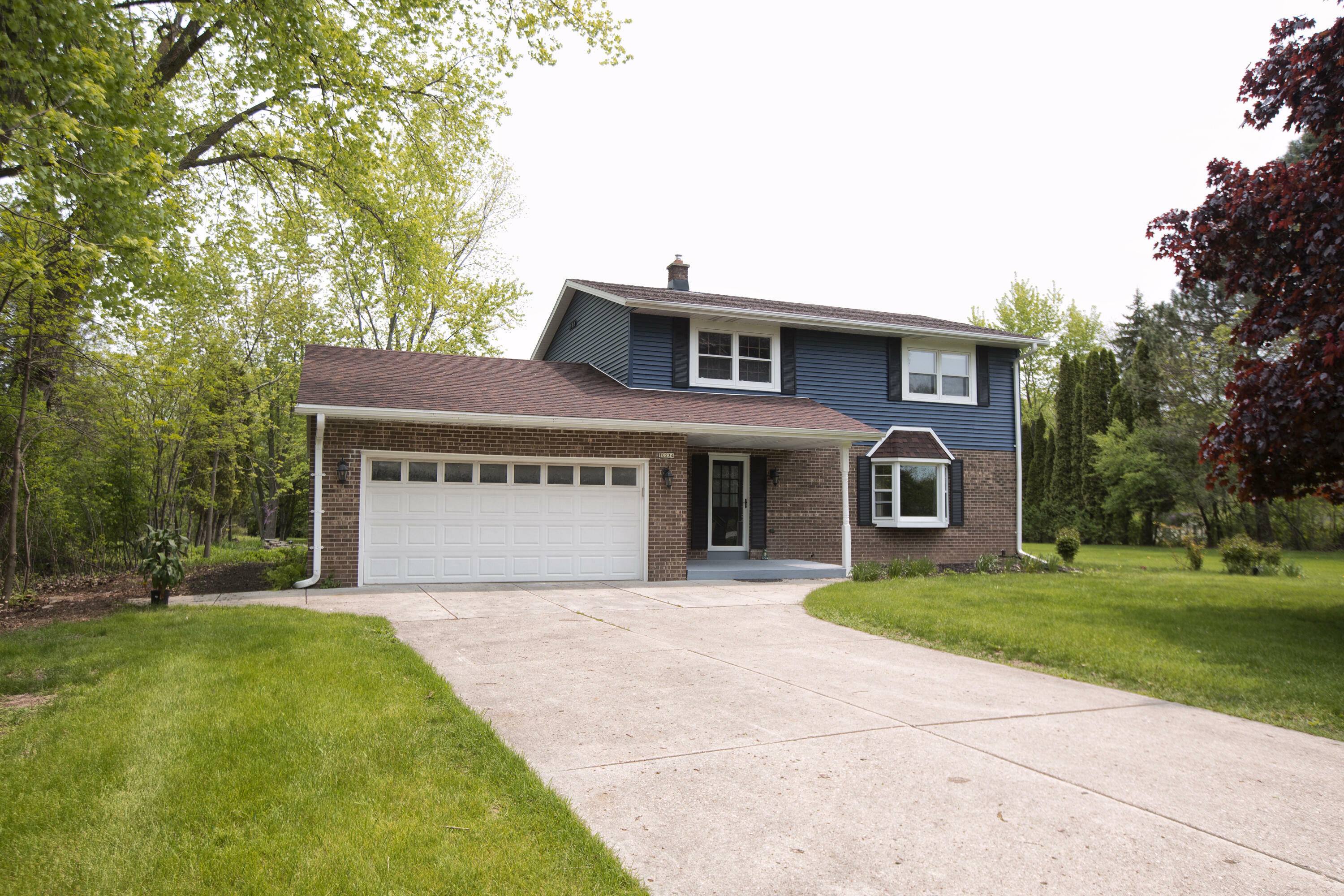 Property Photo: 10234 N La Cresta Dr 53092
