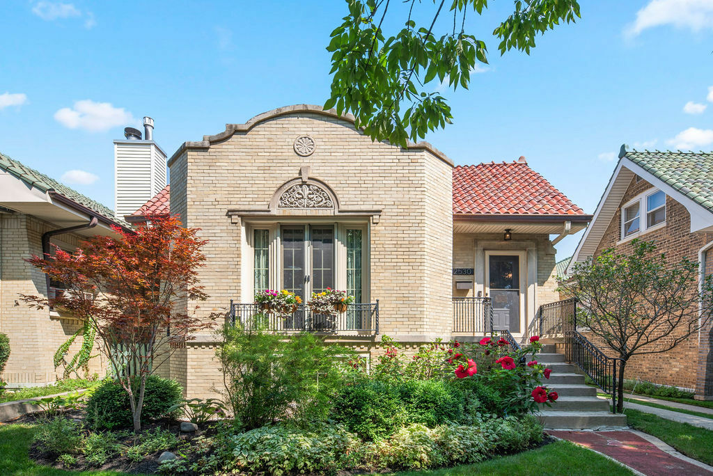 Property Photo: 2530 W Morse Avenue IL 60645