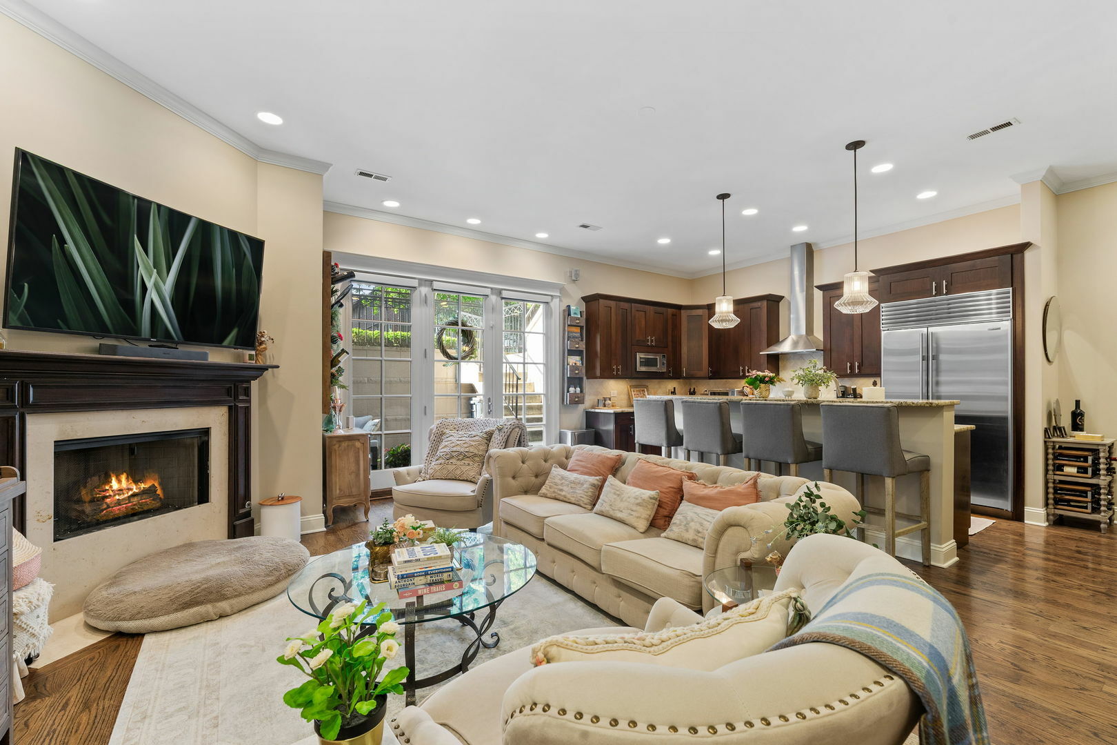 Property Photo: 663 W Wellington Avenue 1 IL 60657