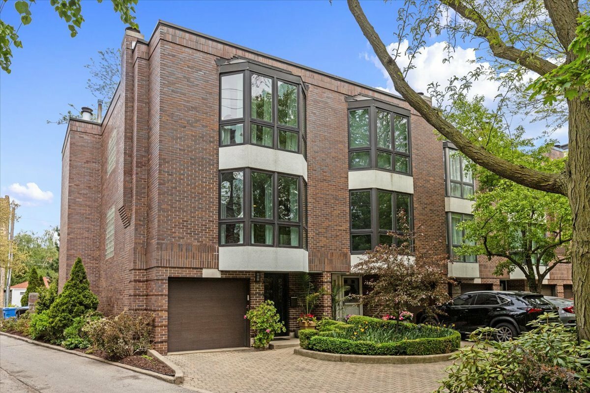Property Photo: 1162 W Farwell Avenue IL 60626