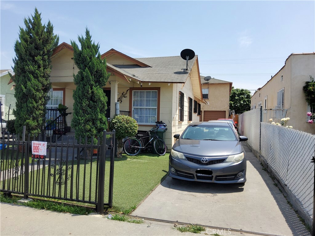 Property Photo:  1238 E 69th Street  CA 90001 