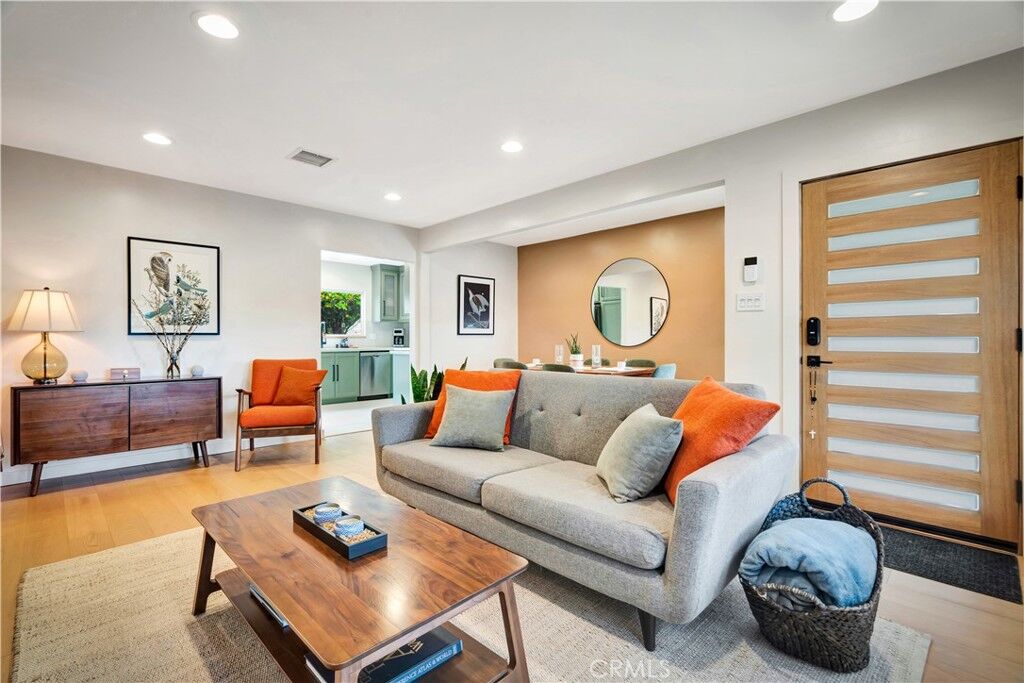 Property Photo:  17001 Gault Street  CA 91406 