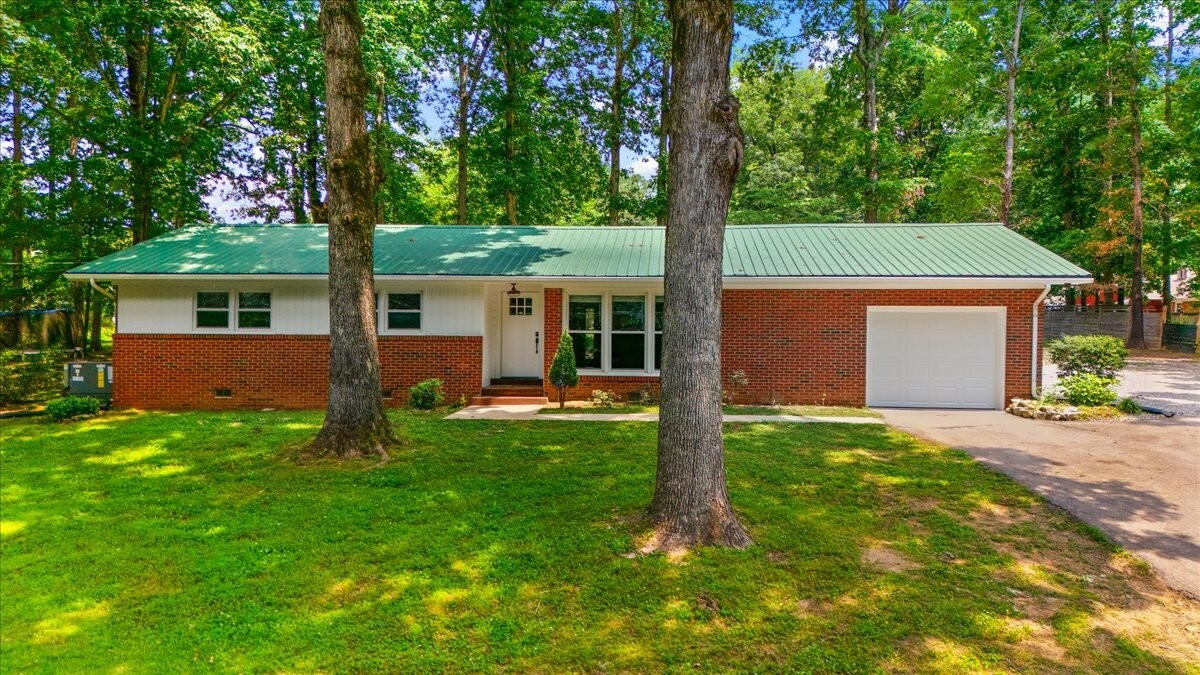 Property Photo: 304 Oakwood Dr TN 38464