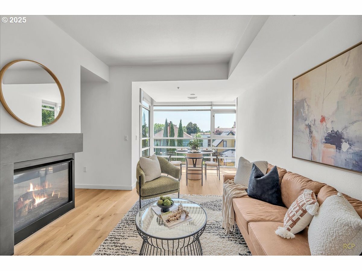 Property Photo: 910 SE 42nd Ave 370 OR 97215