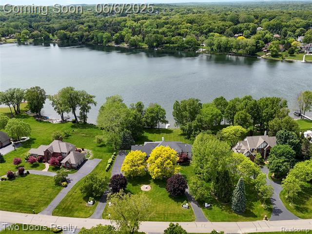 Property Photo:  532 Shrewsbury Drive  MI 48348 