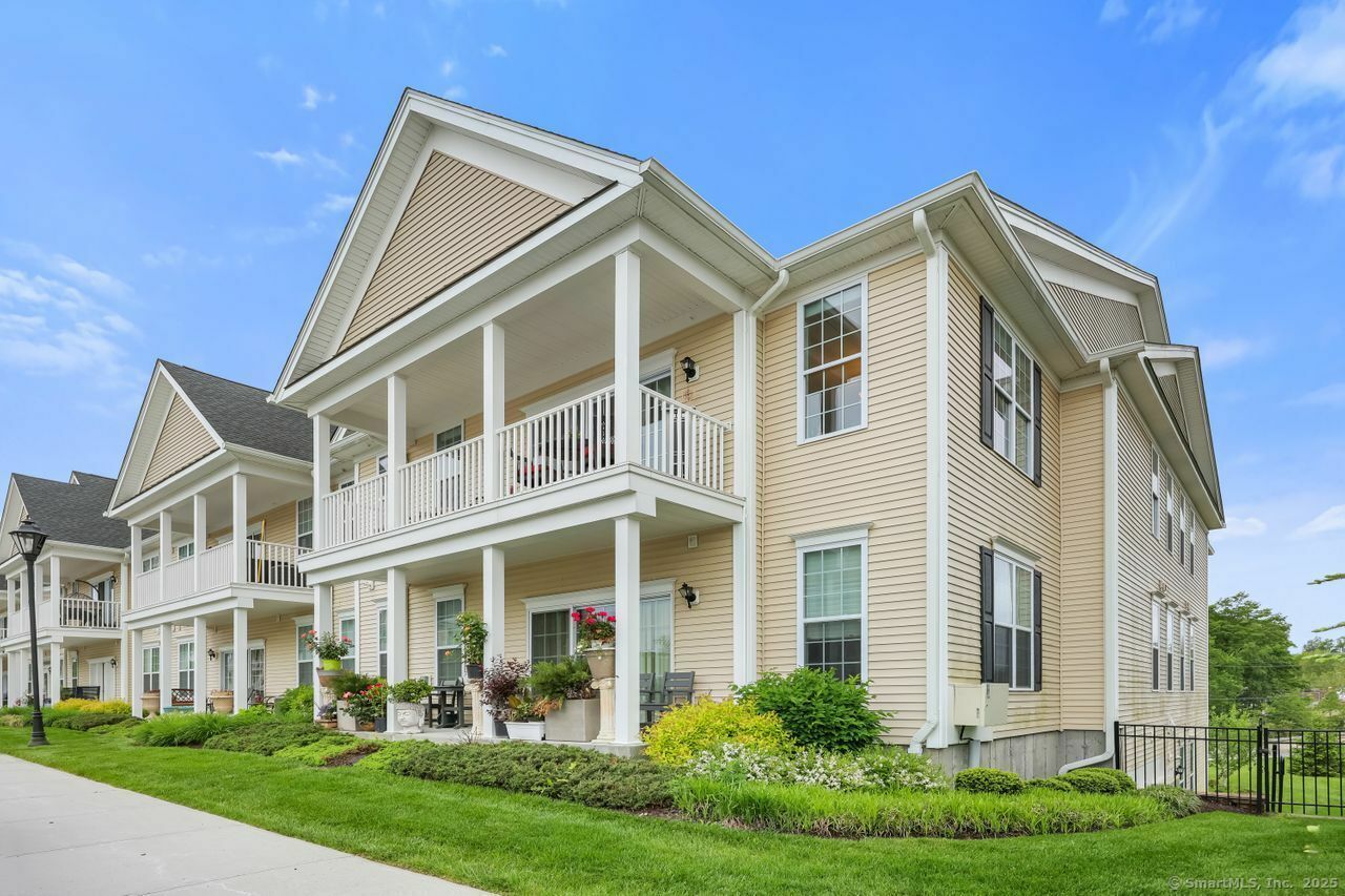 Property Photo: 1022 Country View Road 1022 CT 06810