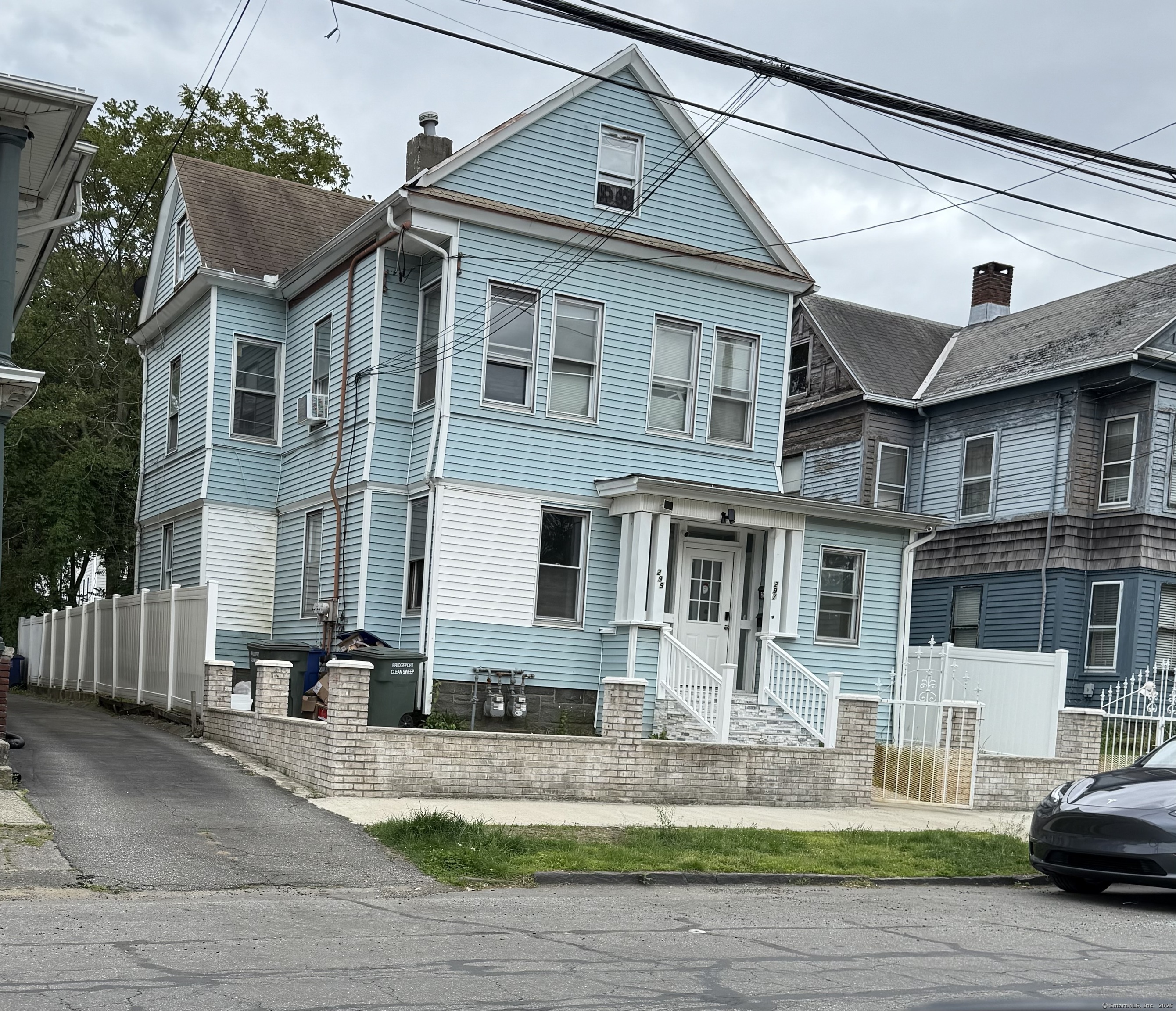 Property Photo: 297 Laurel Avenue 1sr Flr CT 06605