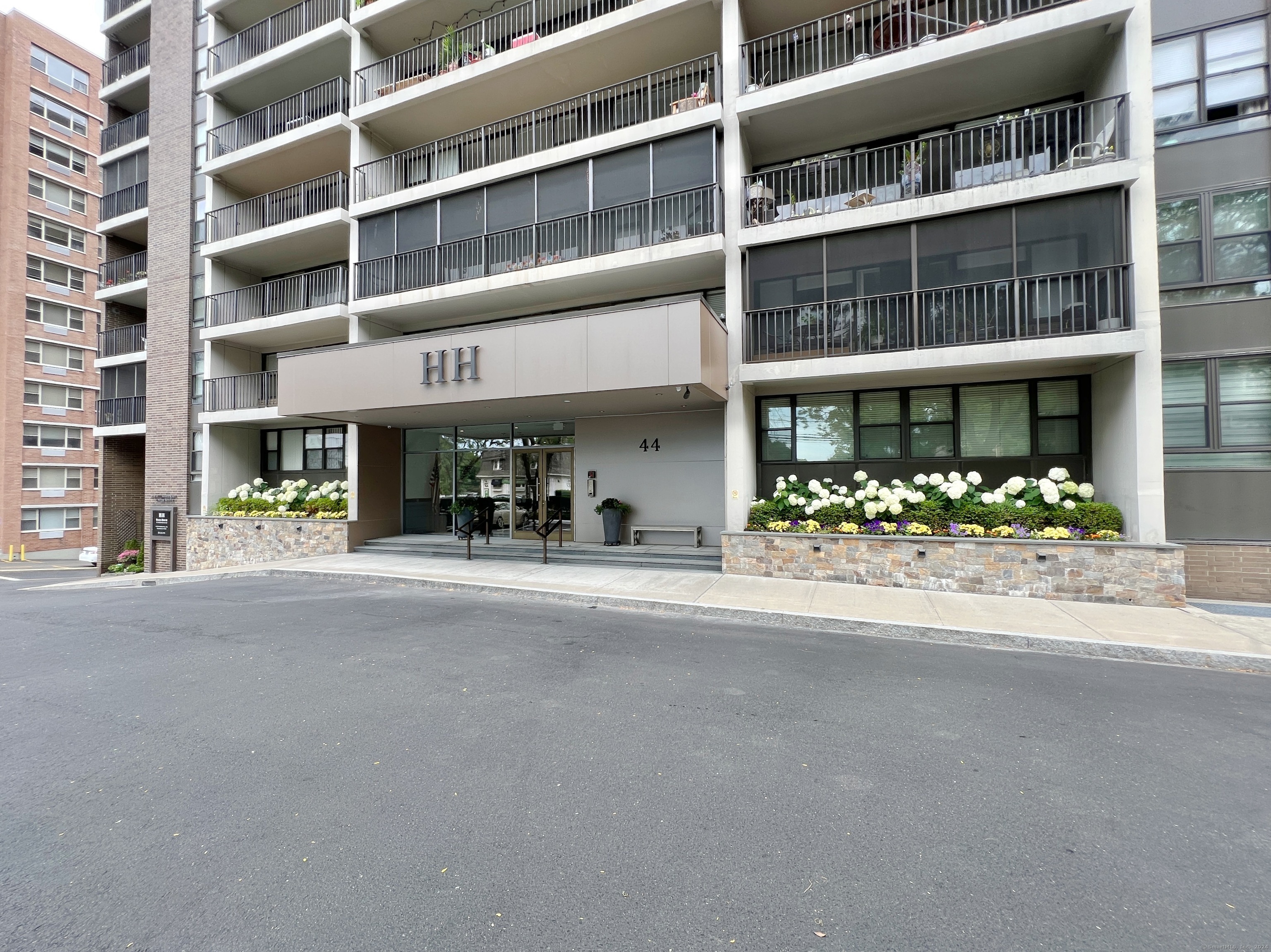 Property Photo:  44 Strawberry Hill Avenue Apt 7A  CT 06902 
