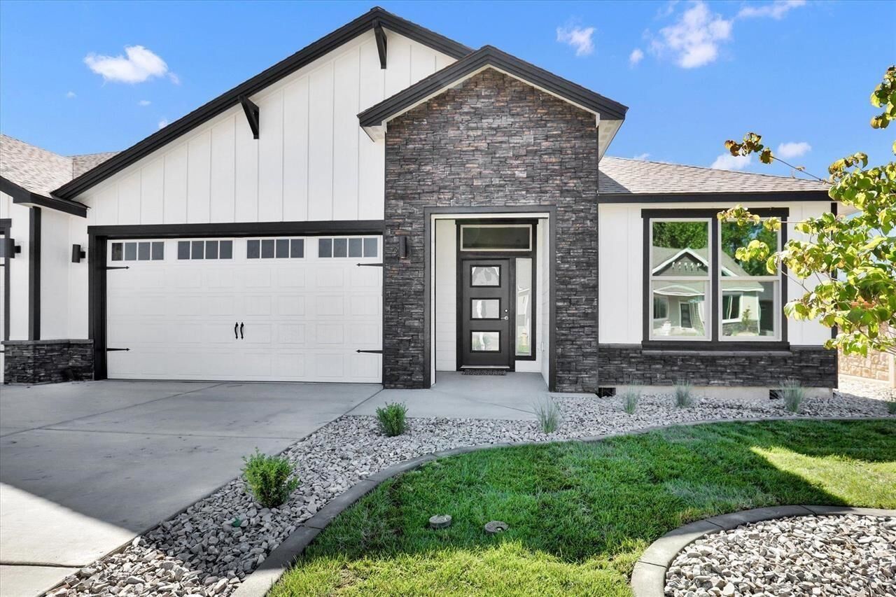 Property Photo: 1109 - Unit 22 N Country Club Dr Unit 22 WA 99006