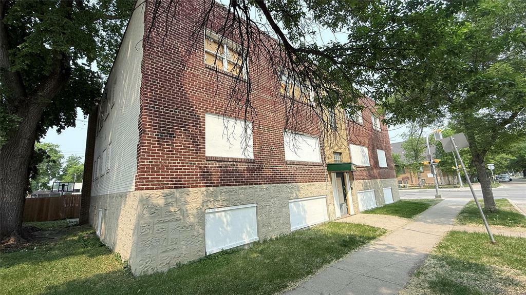 Property Photo:  748 Banning Street  MB R3G 2G2 