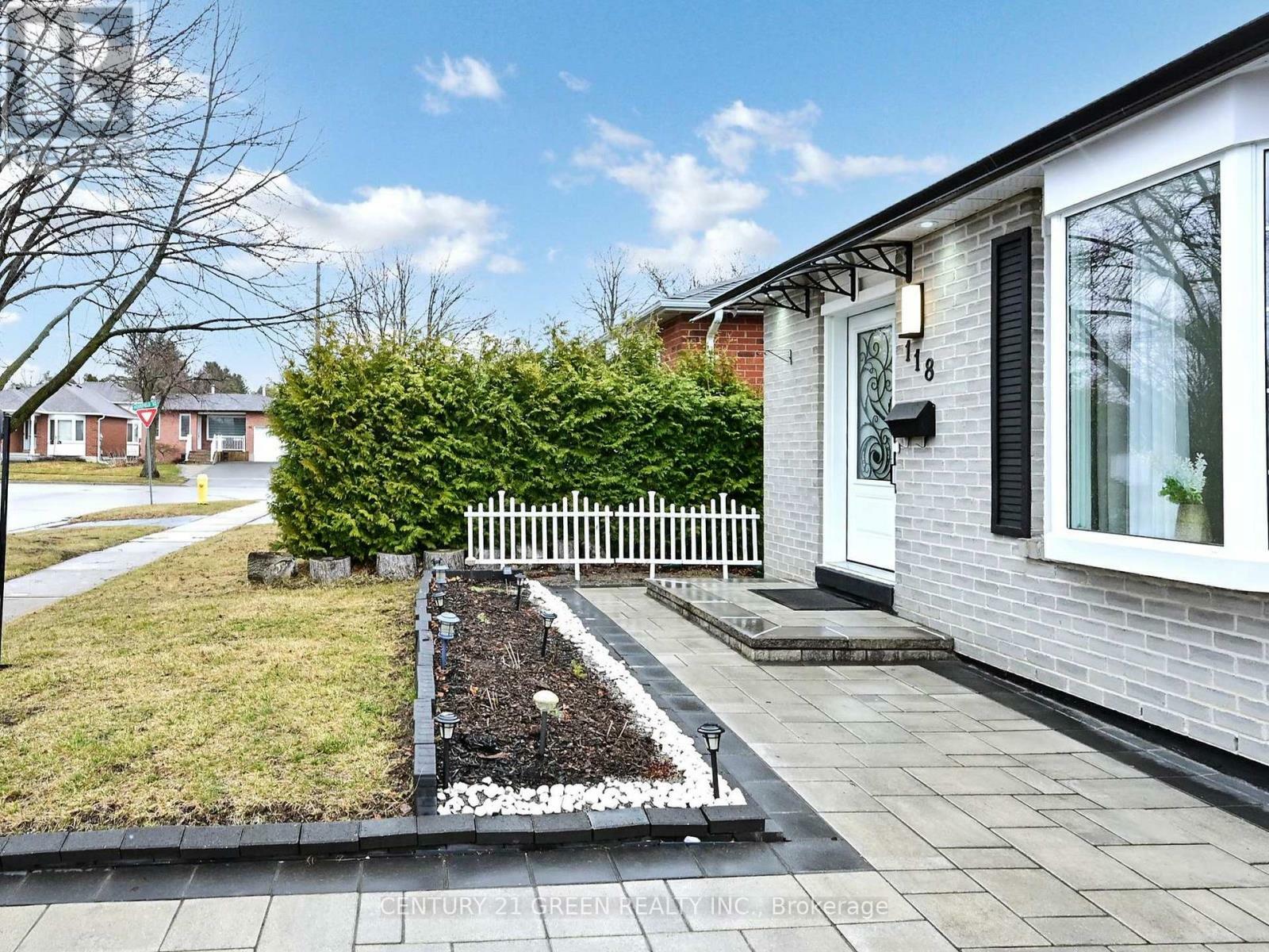 Property Photo: 118 Homefield Square ON L1E 1K9
