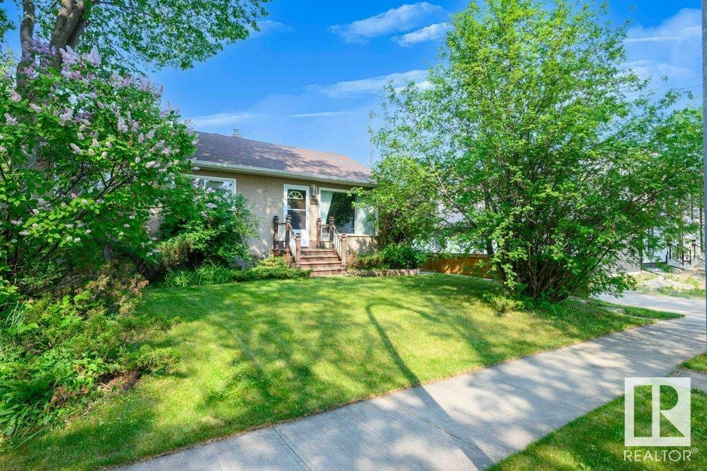 Photo de la propriété: 8658 77 Street NW AB T6C 2L8