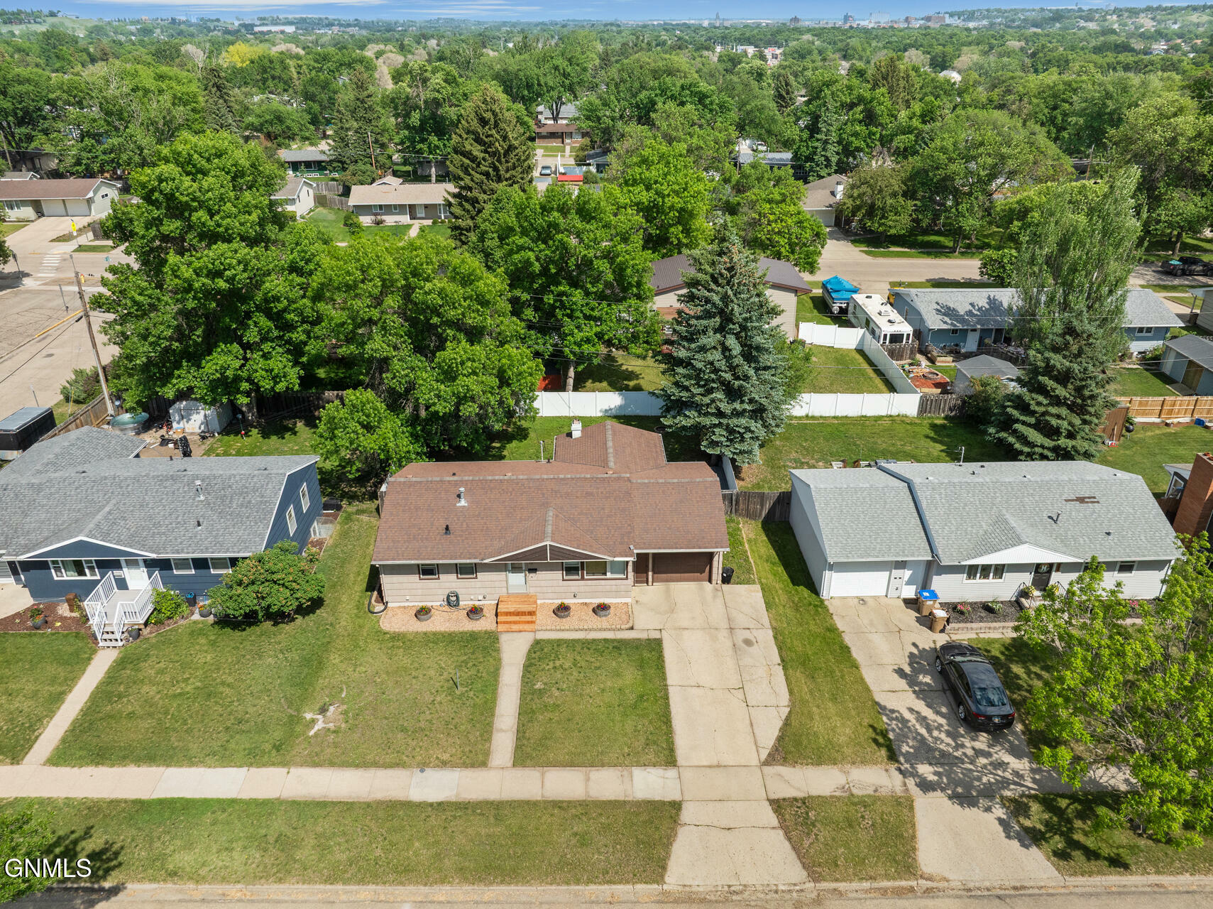 Property Photo: 424 26th Street NW ND 58703