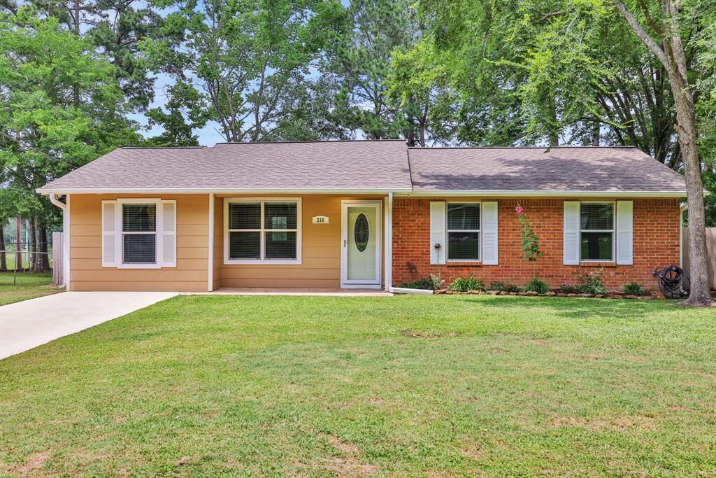 Property Photo:  216 Laurie Lane  TX 77378 