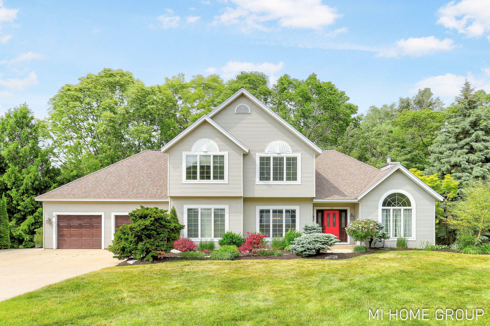 Property Photo: 2103 Woodlark Drive MI 49424