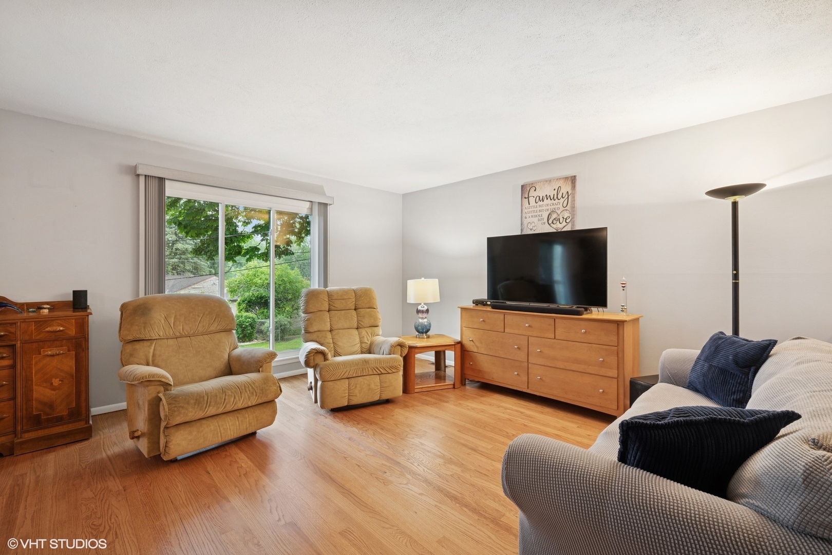 Property Photo:  109 Chestnut Lane  IL 60090 