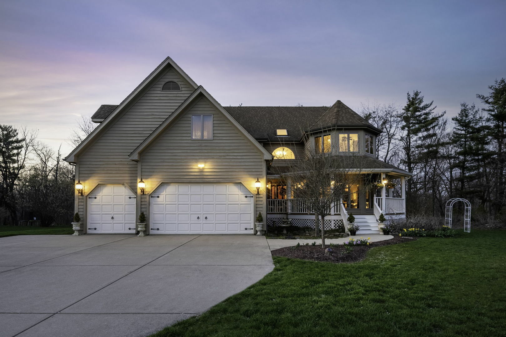 Property Photo:  639 White Oak Way  IL 60560 