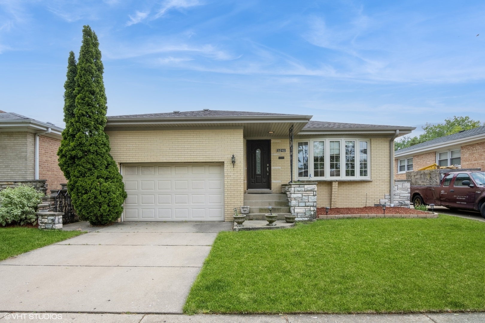 Property Photo: 6846 N Dowagiac Avenue IL 60646
