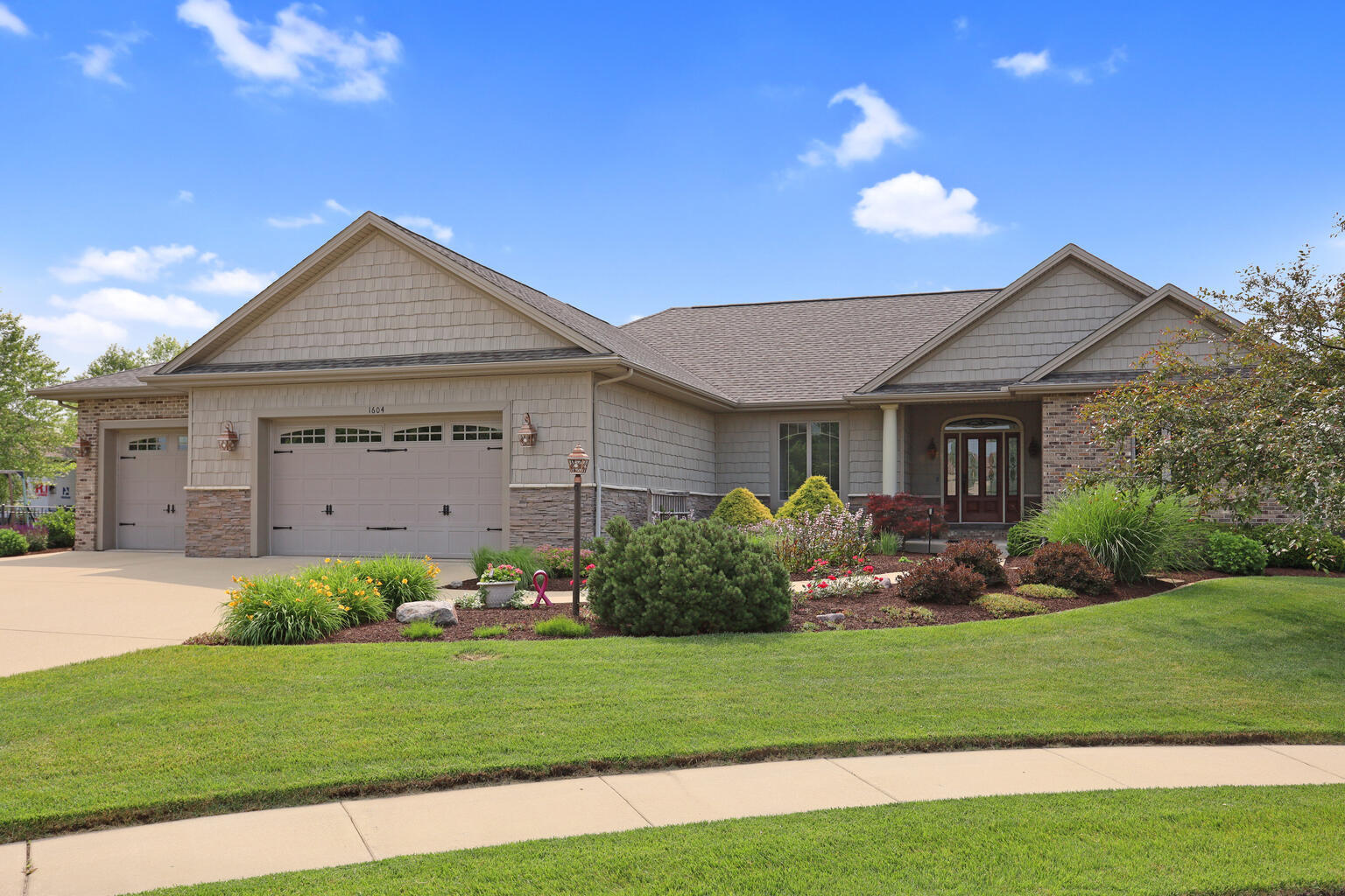 Property Photo: 1604 Chestnut Grove Court IL 61822