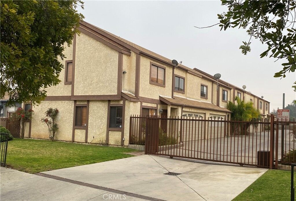 Property Photo: 916 E 65th Street 3 CA 90302