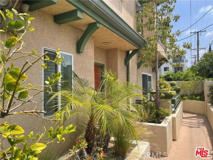 Property Photo: 362 Salem Street 104 CA 91203