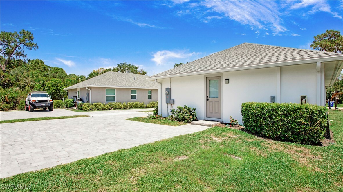 Property Photo: 27302 Dortch Avenue FL 34135