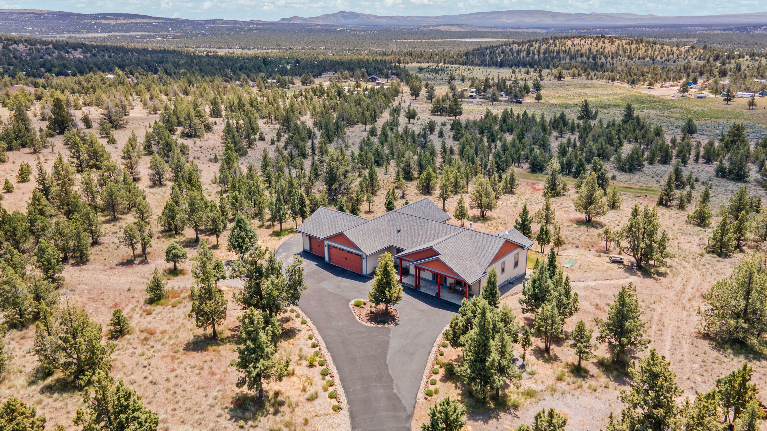 Property Photo:  10352 SE Liberty Court  OR 97754 